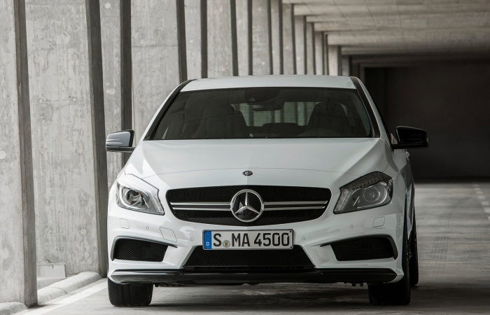 Quando chegar ao Brasil, o Mercedes A45 AMG deverá ter um preço próximo dos concorrentes Audi RS3 e BMW 135iM, cujos valores ultrapassam os R$ 300 mil

Con...